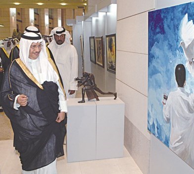 رئيس الوزراء يطلع على احدى لوحات المكتبة