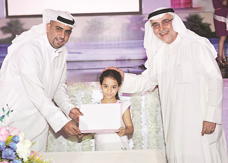 متفوقة صغيرة بين لاري والنصف