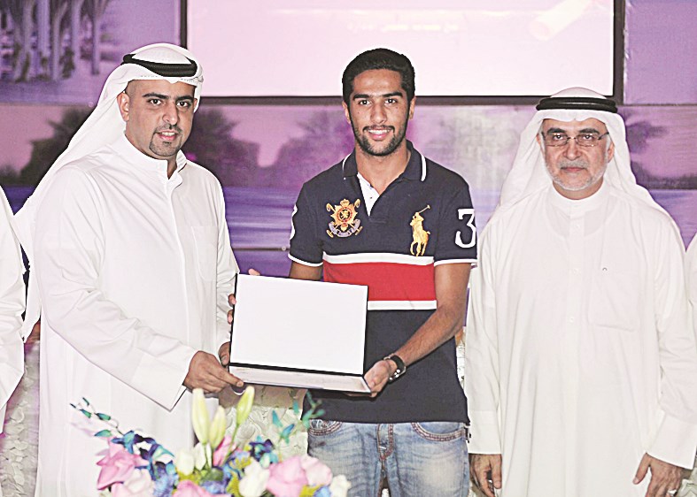 النصف يكرم أحد المتفوقين