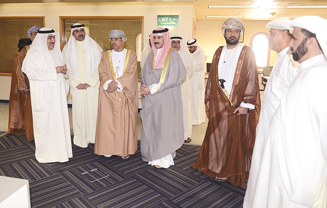 u0627u0644u0648u0632u064au0631 u0627u0644u0639u0645u0627u0646u064a u0645u062au062cu0648u0644u0627 u0641u064a u0645u0643u0627u062au0628 u00abu0643u0648u0646u0627u00bb