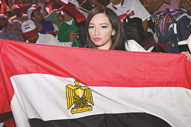 مصرية ترفع علم بلدها