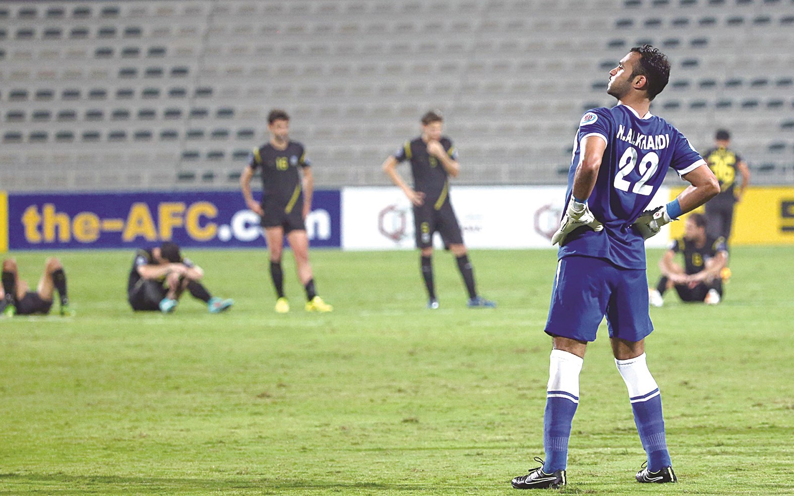 نواف الخالدي حارس مرمى القادسية محتفلا على طريقته بالفوز (ا ف ب)