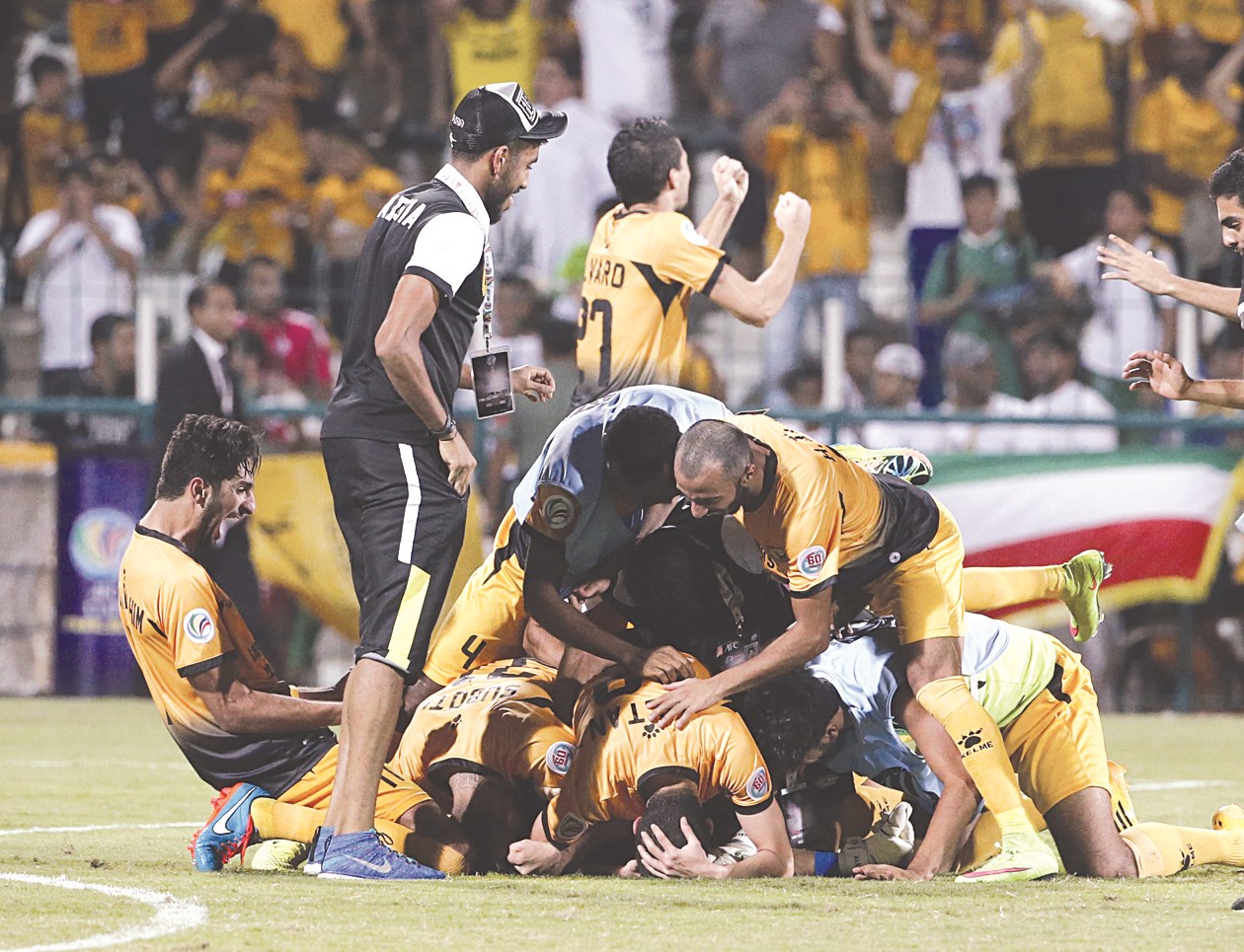 «هرم من الابطال» بعد الانجاز الغالي (ا ف ب)