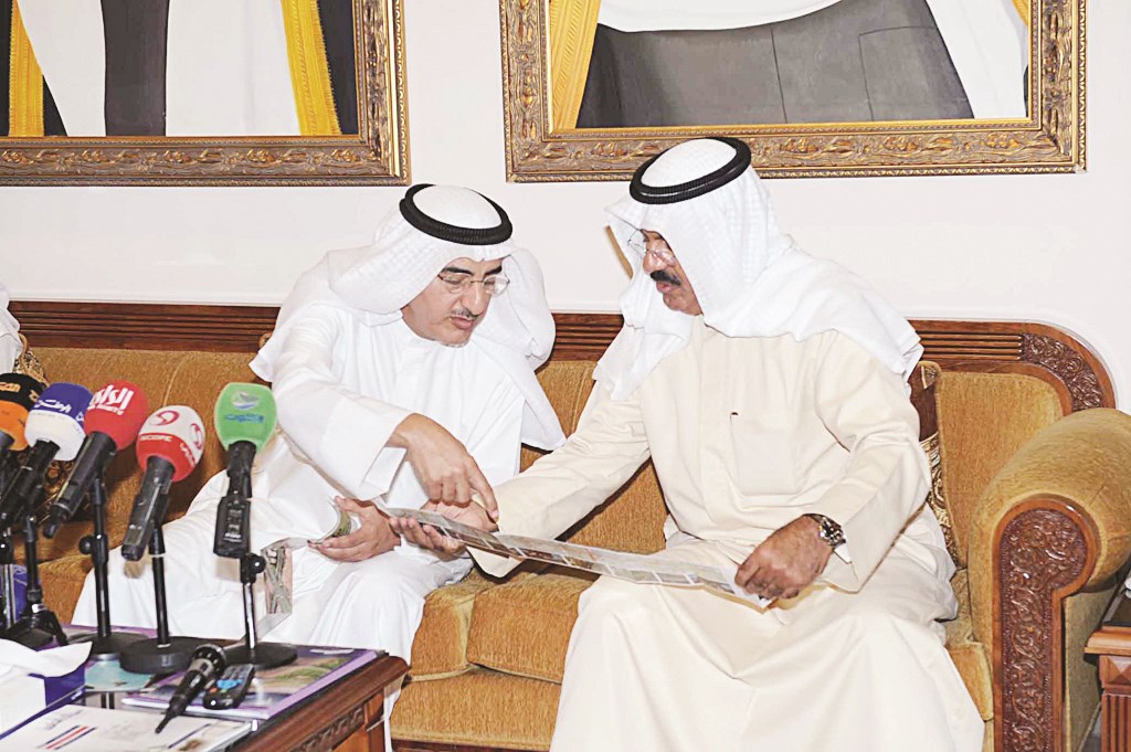 ... ويشرح للنواف مخطط مشروع الجهراء (تصوير جلال معوض)