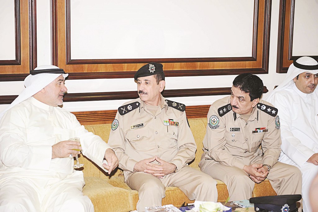 حوار جانبي بين النائب صالح عاشور وبعض قيادات «الداخلية»