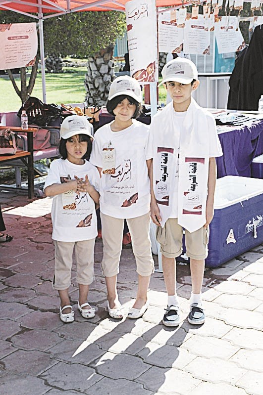 اطفال يشاركون في الدعاية