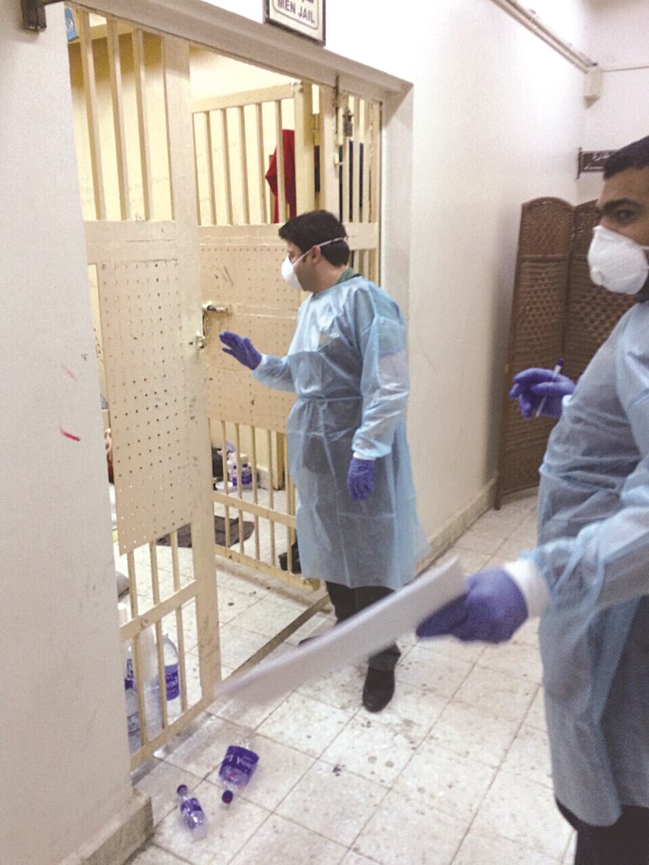 ... وممرضان عند باب الزنزانة