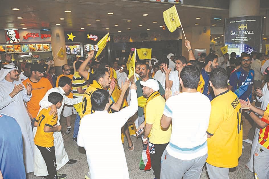 الجماهير القدساوية تحتفل في المطار (تصوير جلال معوض)