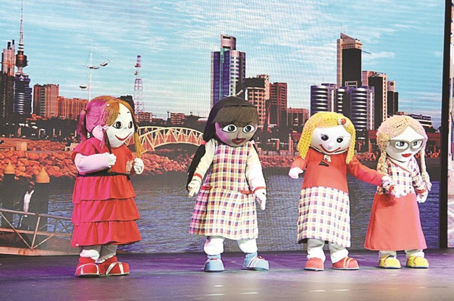 ... ومشهد من مسرحية «حبنا الكبير»