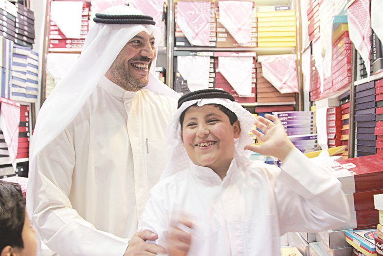 فرحة الأب والابن بالغترة الجديدة