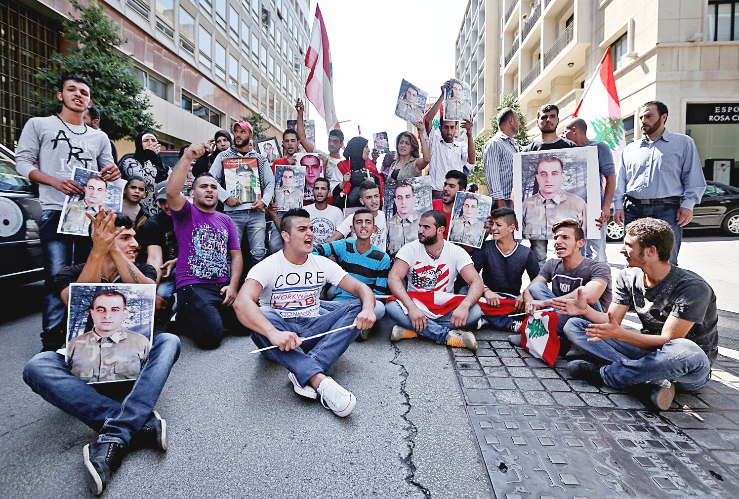 u0639u0627u0626u0644u0627u062a u0648u0623u0642u0627u0631u0628 u0627u0644u0639u0633u0643u0631u064au064au0646 u0627u0644u0627u0633u0631u0649 u064au062au0638u0627u0647u0631u0648u0646 u0623u0645u0627u0645 u0645u0628u0646u0649 u0627u0644u0628u0631u0644u0645u0627u0646 u0641u064a u0628u064au0631u0648u062a u0627u0645u0633 b(u0627 u0628)