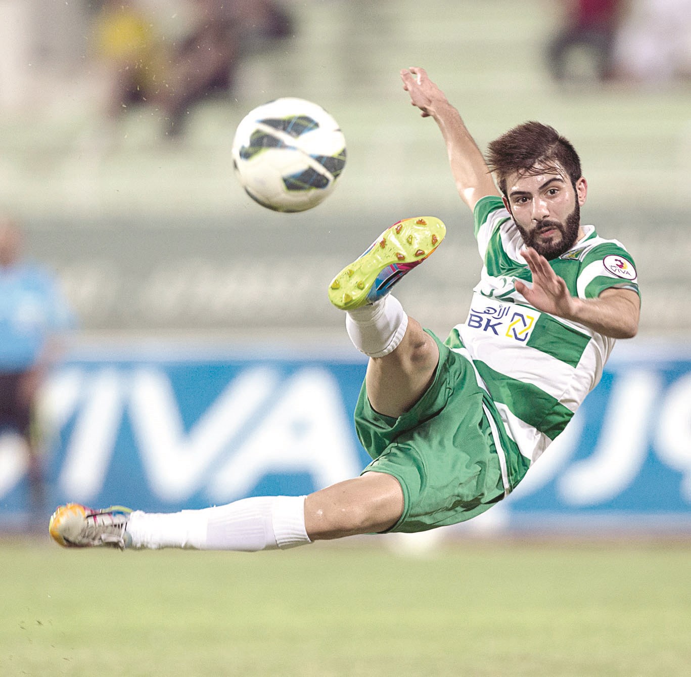 u0644u0627u0639u0628 u0627u0644u0639u0631u0628u064a u0639u0628u062fu0627u0644u0639u0632u064au0632 u0627u0644u0633u0644u064au0645u064a u064au0633u062fu062f u0643u0631u0629 u0639u0644u0649 u0627u0644u0637u0627u0626u0631 (u0627u0644u0623u0632u0631u0642 u062fu0648u062a u0643u0648u0645)