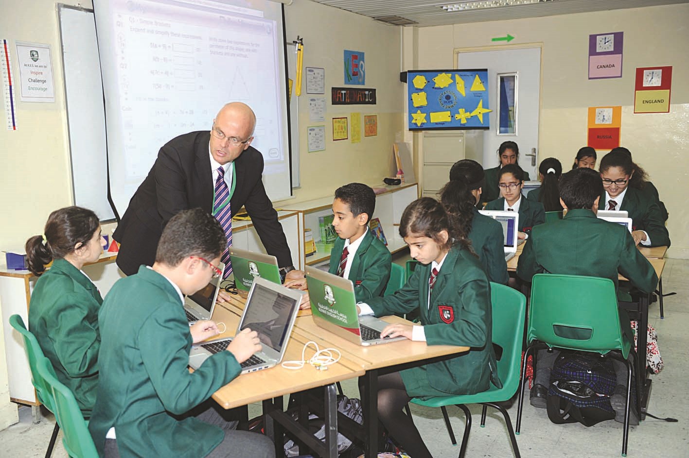 الطلبة يستخدمون الأجهزة بإشراف الهيئة التعليمية (تصوير طارق عز الدين)