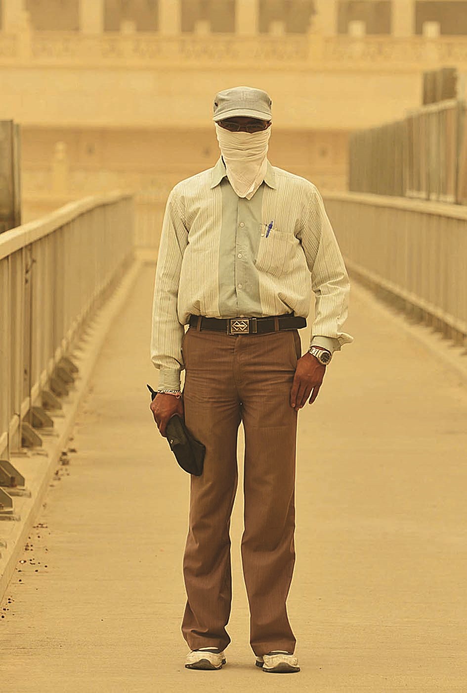 وافد احتمى من الغبار