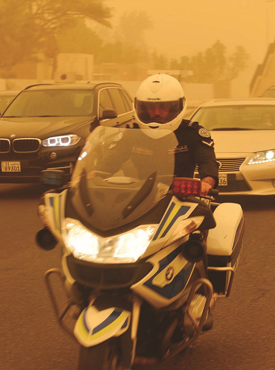 شرطي يواصل مهامه في «عز الطوز»