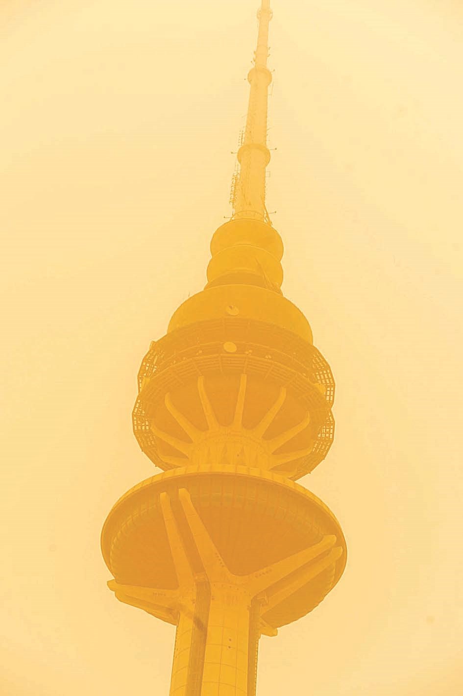 الغبار يعلو الأبراج ( تصوير موسى عياش)