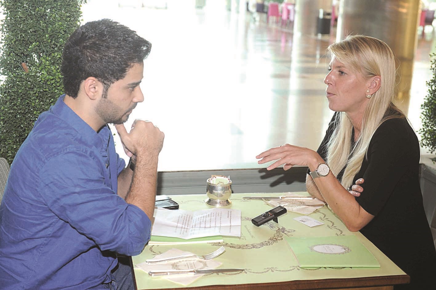 كارولين هيوبر متحدثة للزميل علاء محمود (تصوير زكريا عطية)