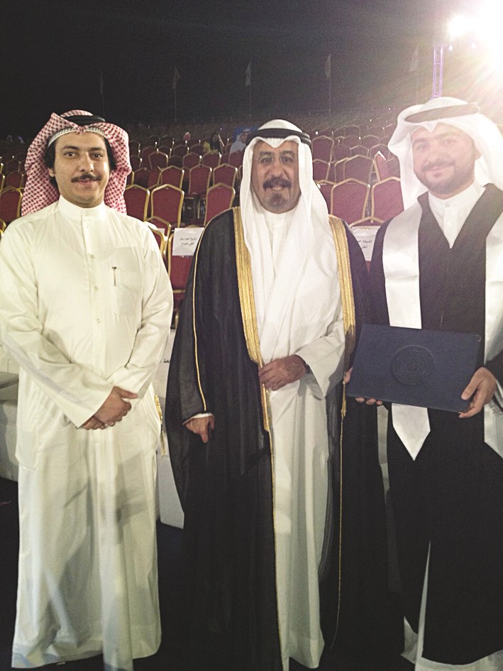 الشيخ محمد الصباح مع الخريج الزميل علي الفضلي وشقيقه عدنان