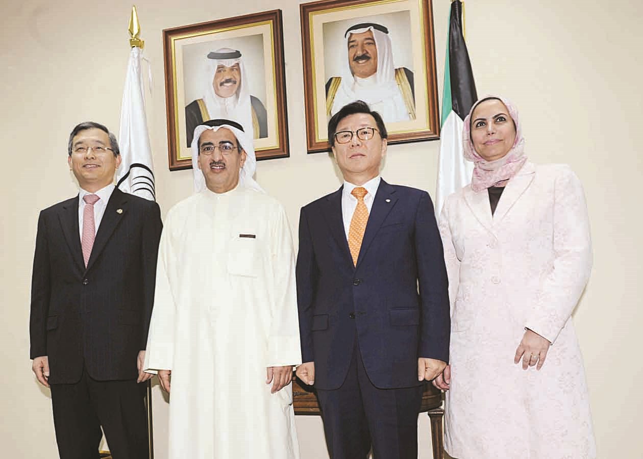 الإبراهيم وممثل الشركة الكورية عقب التوقيع