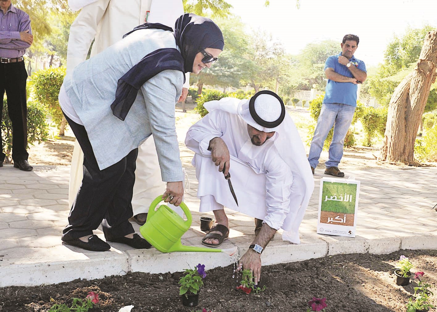 المديرة تروي الورود (تصوير سعد هنداوي)