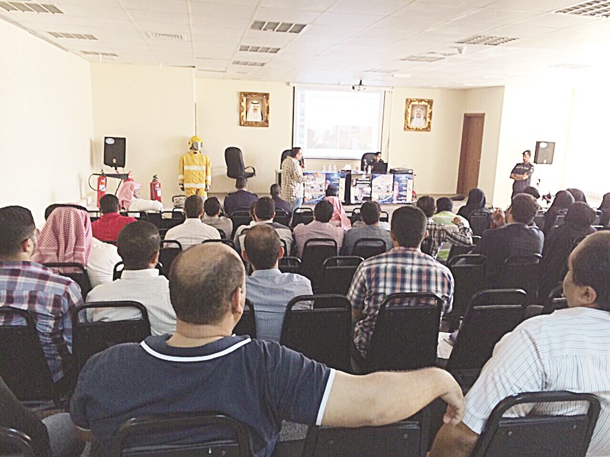 الحضور يتابعون البرنامج التدريبي