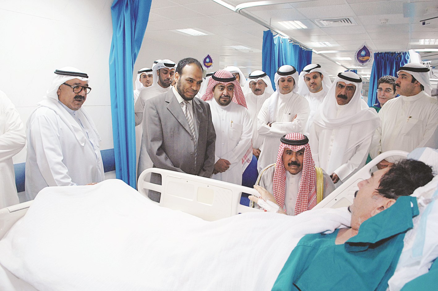 سمو ولي العهد والشيخ ناصر الصباح خلال الزيارة بحضور الوفد المرافق