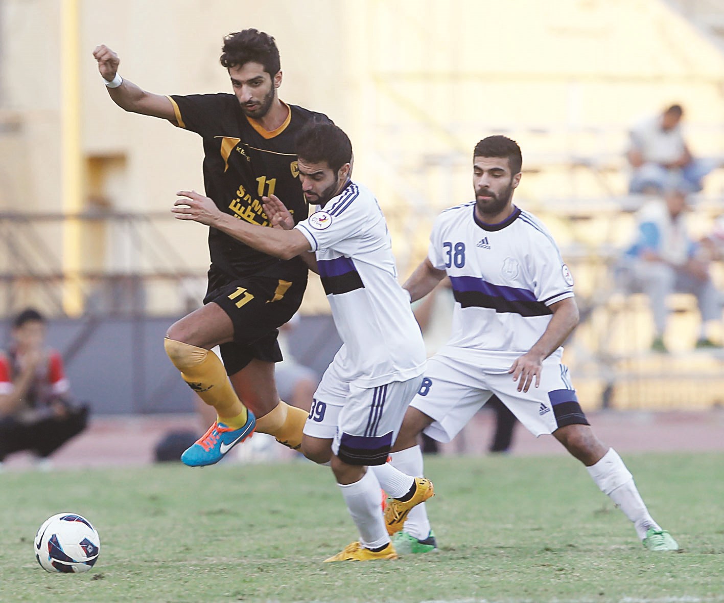 u0641u0647u062f u0627u0644u0627u0646u0635u0627u0631u064a u064au062du0627u0648u0644 u0627u0644u0645u0631u0648u0631 u0645u0646 u0644u0627u0639u0628 u0627u0644u064au0631u0645u0648u0643 (u0627u0644u0623u0632u0631u0642 u062fu0648u062a u0643u0648u0645)