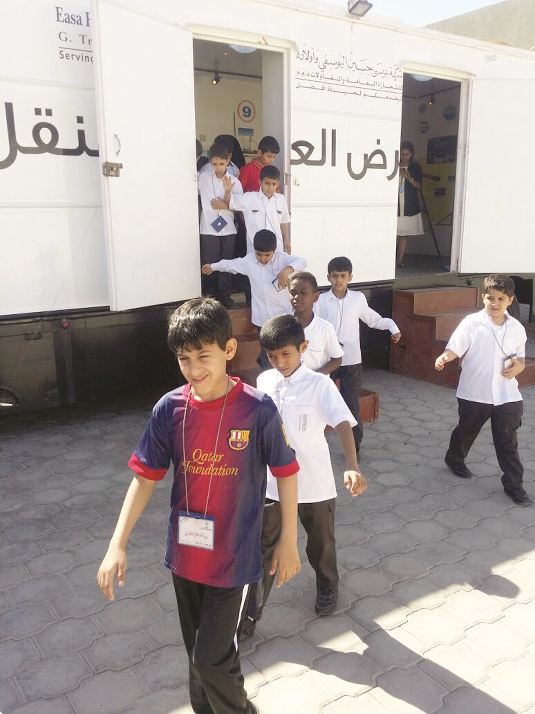 التلاميذ يخرجون من الشاحنة بعد اطلاعهم على المعرض