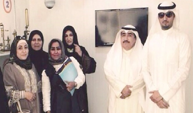 الحطاب مع القائمين على المعرض