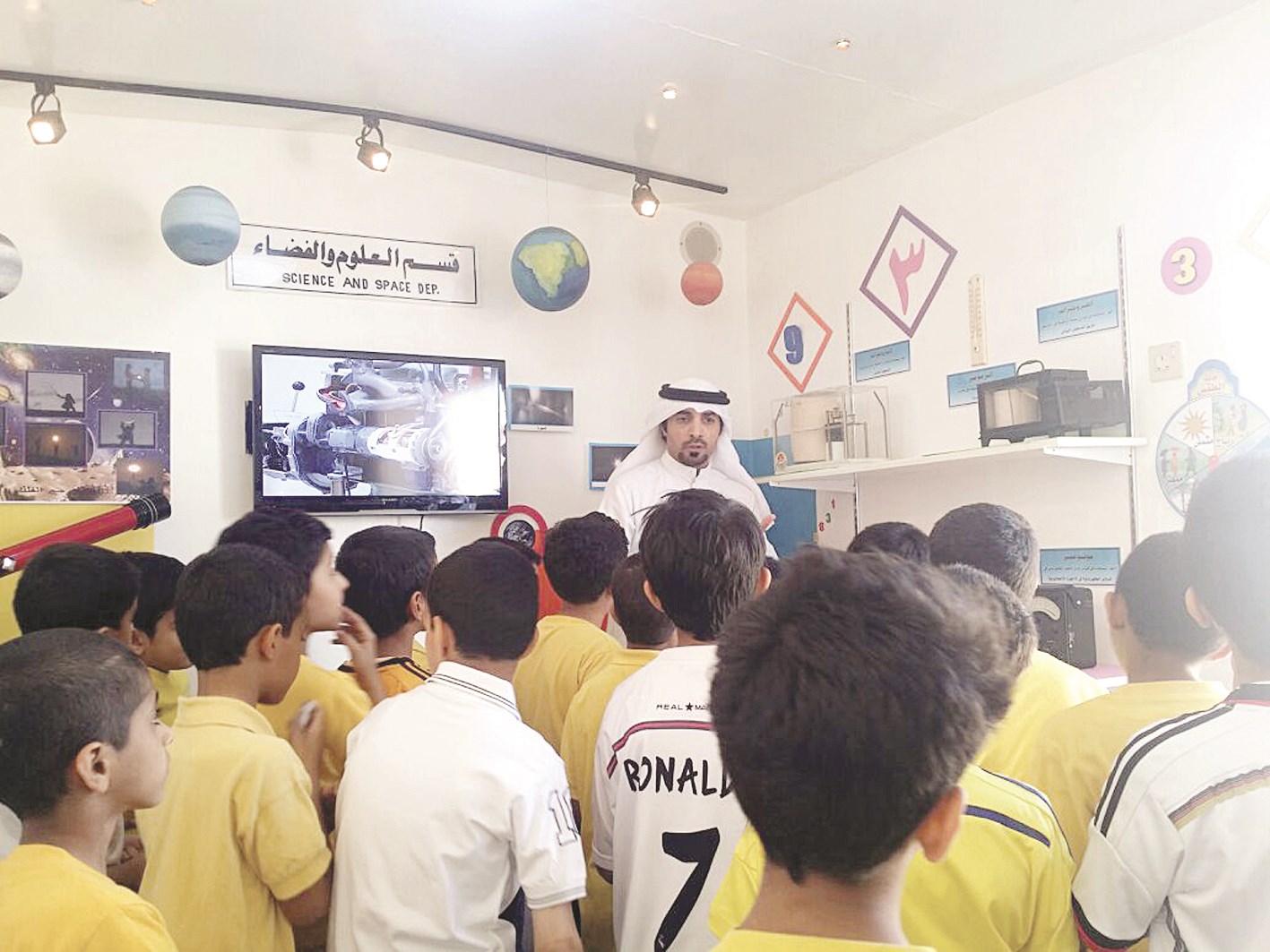 الطلبة يستمعون لشرح عن المعرض