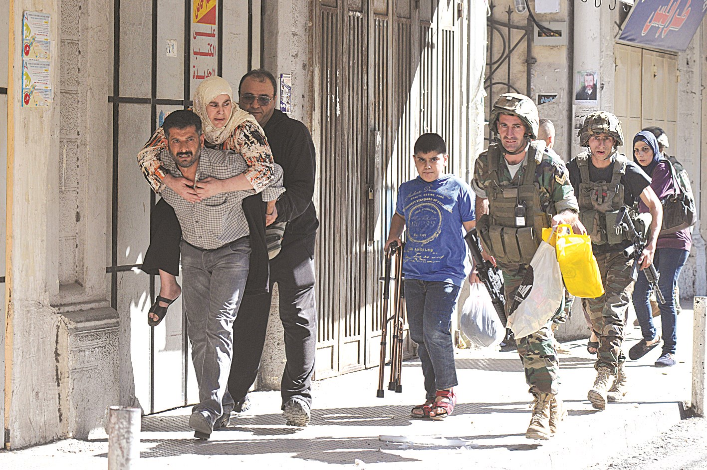 u062cu0646u0648u062f u0644u0628u0646u0627u0646u064au0648u0646 u064au0633u0627u0639u062fu0648u0646 u0639u0644u0649 u0625u062eu0644u0627u0621 u0645u062fu0646u064au064au0646 u062eu0644u0627u0644 u0627u0644u0645u0648u0627u062cu0647u0627u062a u0645u0639 u0627u0644u0645u0633u0644u062du064au0646 u0641u064a u0637u0631u0627u0628u0644u0633 u0623u0645u0633 (u0627 u0641 u0628)