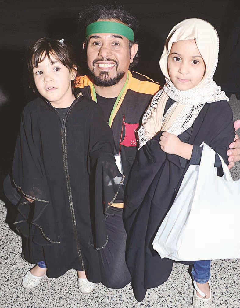 أحد الحضور وابنتاه