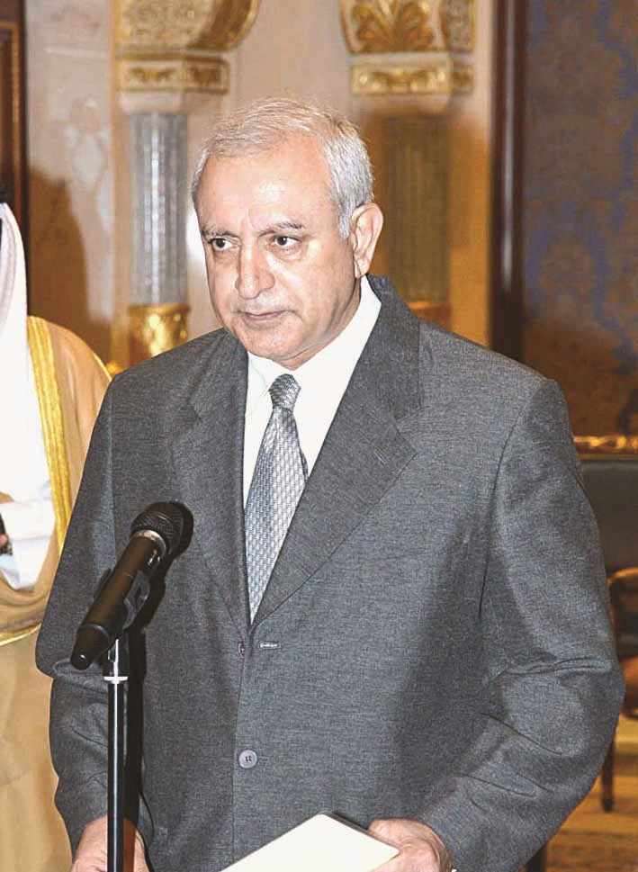 العيسى يؤدي اليمين