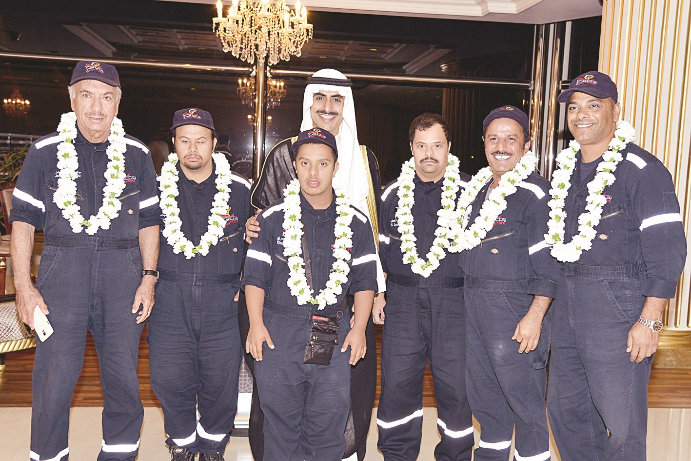 ... ومتوسطا طاقم الرحلة