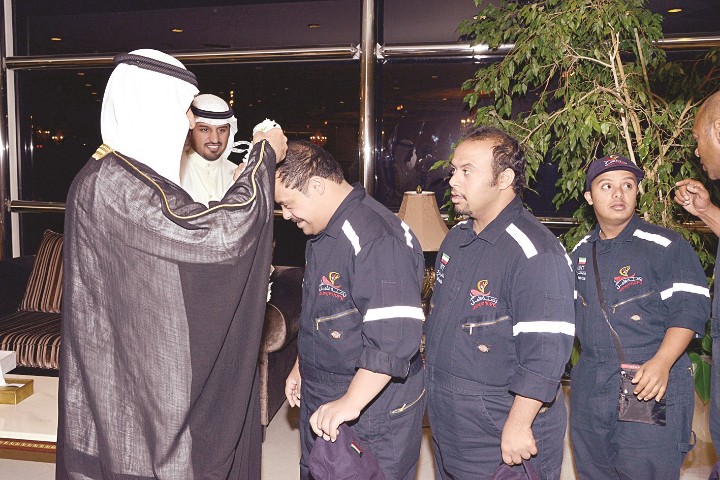 ... ومقلداً المشاركين أوسمة