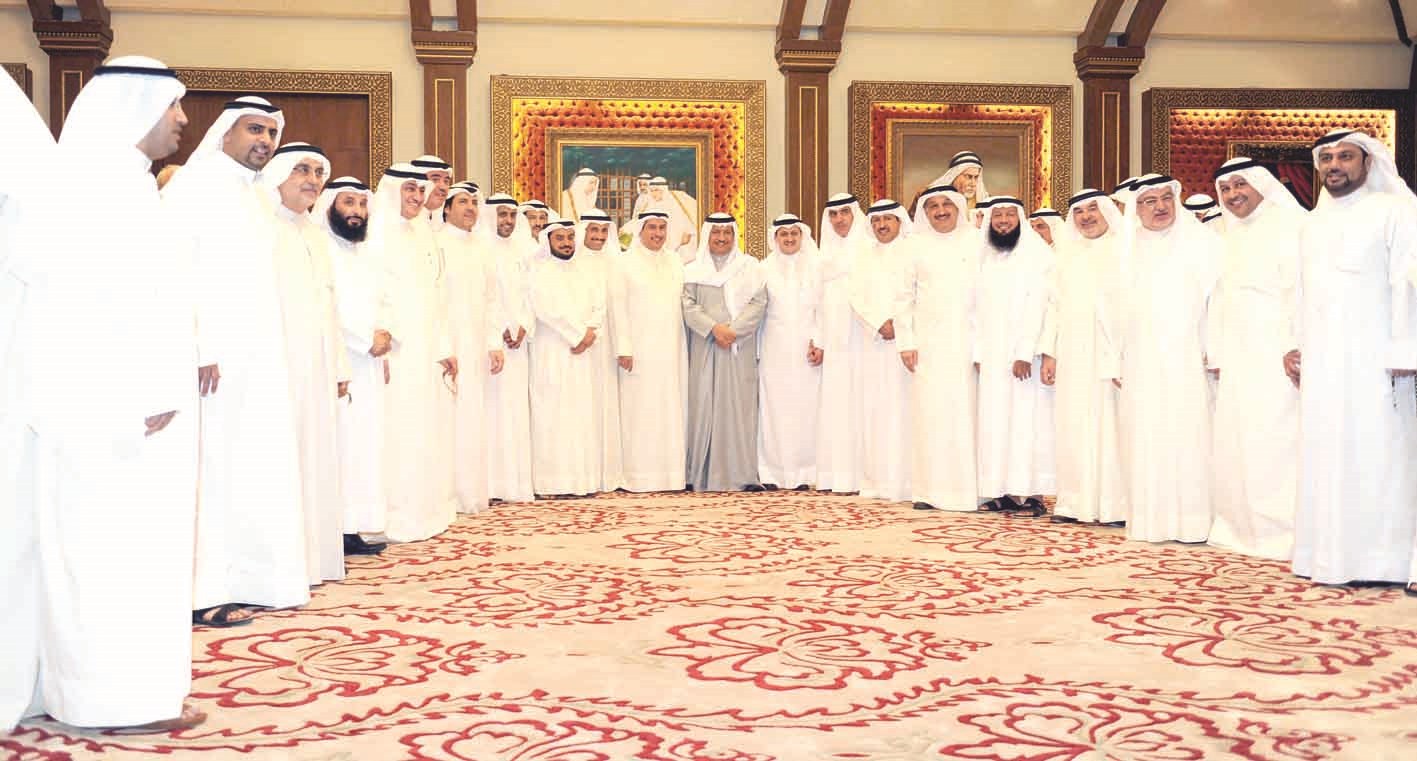 u00ab u0627u0644u0631u0626u064au0633u0627u0646u00bb u064au062au0648u0633u0637u0627u0646 u0623u0639u0636u0627u0621 u0627u0644u0633u0644u0637u062au064au0646 u0641u064a u0644u0642u0637u0629 u062au0630u0643u0627u0631u064au0629 (u062au0635u0648u064au0631 u0637u0627u0631u0642 u0639u0632u0627u0644u062fu064au0646 u0648u0646u0627u064au0641 u0627u0644u0639u0642u0644u0629)