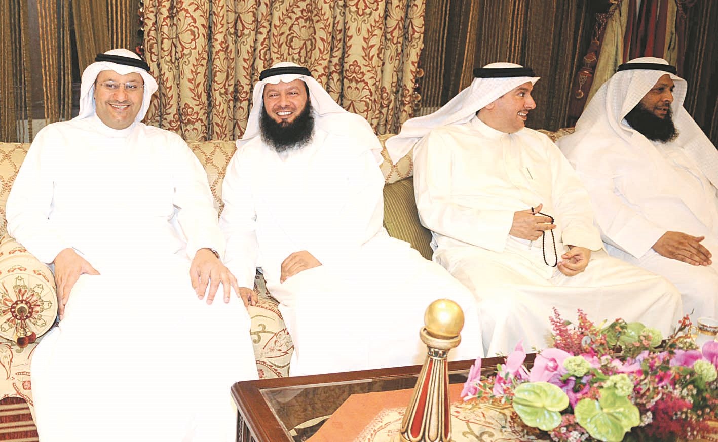 الوزير العبيدي والى جواره مجموعة من النواب