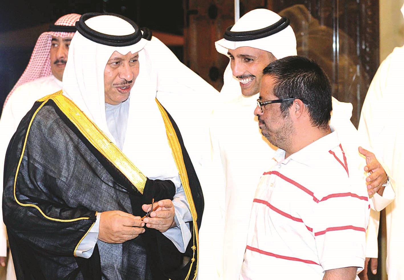 الغانم والمبارك في حديث مع أحد المواطنين