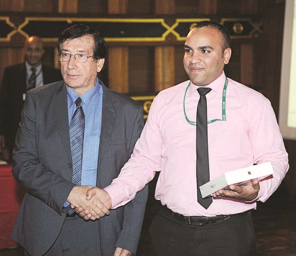 ... وفائز آخر يتسلم جائزته