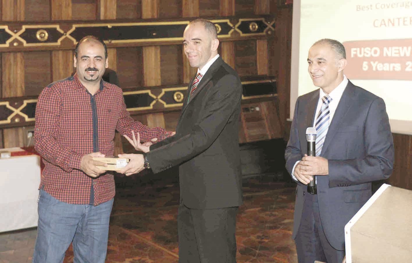 تتويج أحد الفائزين