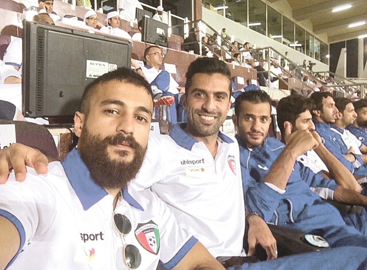 حسين فاضل ووليد علي ونواف الخالدي يتابعون لقاء الوحدة