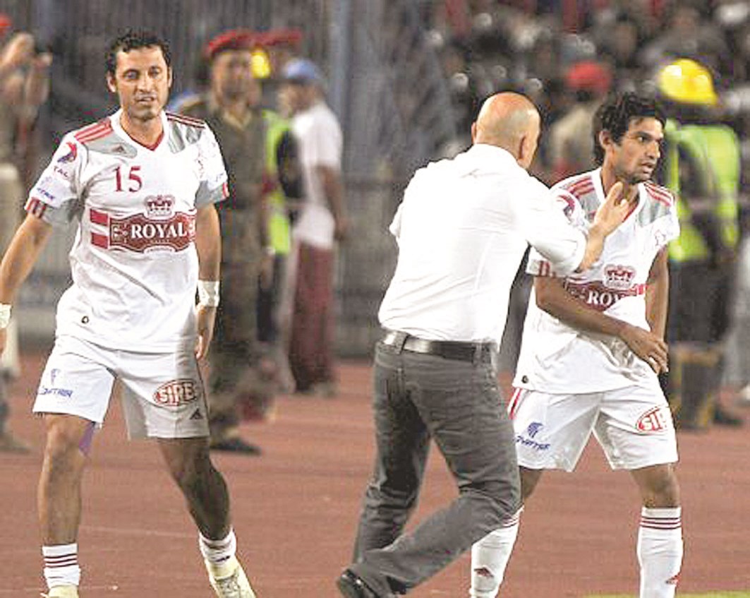 حسام حسن مدرب الزمالك السابق في مواجهة ناديه