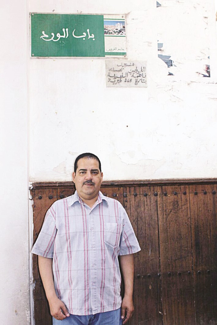 الباحث نايف شرار أمام أحد ابواب مسجد القرويين