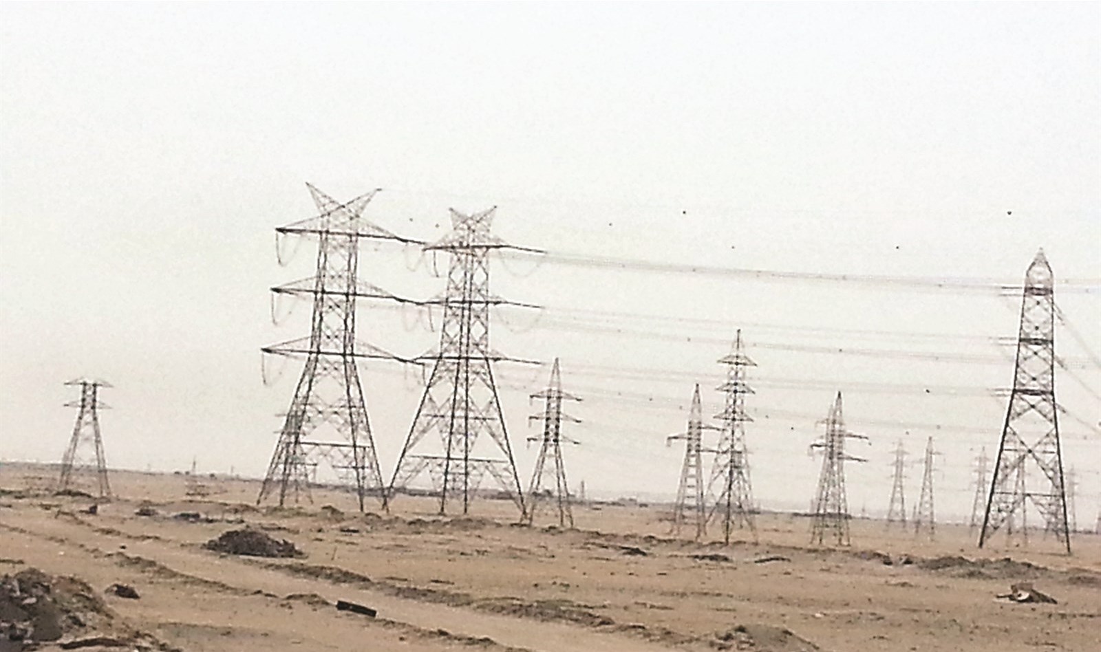 أعمدة الضغط العالي تخترق المنطقة طولاً وعرضاً