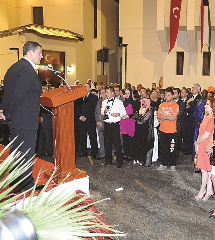 السفيرمراد تامير متحدثاً أمام الحضور الديبلوماسي