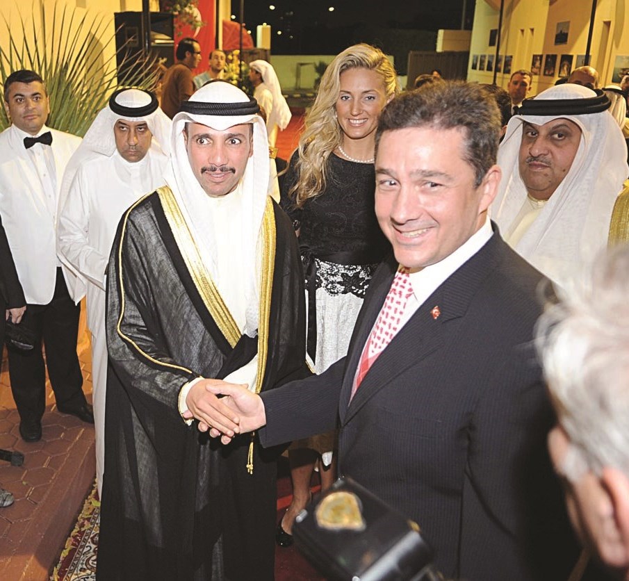 الغانم مصافحا السفير التركي