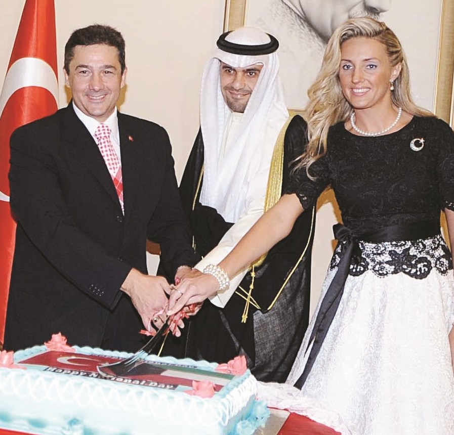 وزير المالية أنس الصالح يشارك السفير وعقيلته قطع قالب الحلوى