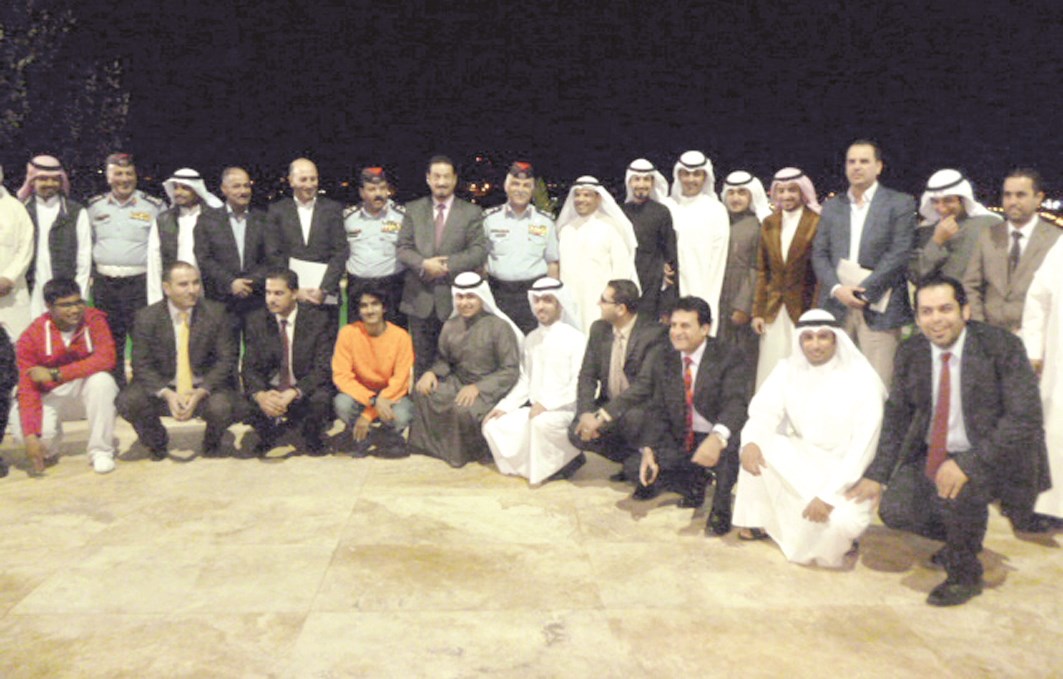 u0627u0644u0633u0641u064au0631 u0627u0644u062fu0639u064au062c u0641u064a u0635u0648u0631u0629 u062au0630u0643u0627u0631u064au0629 u0645u0639 u0645u0648u0627u0637u0646u064au0646 u0645u0642u064au0645u064au0646 u0641u064a u0627u0644u0623u0631u062fu0646