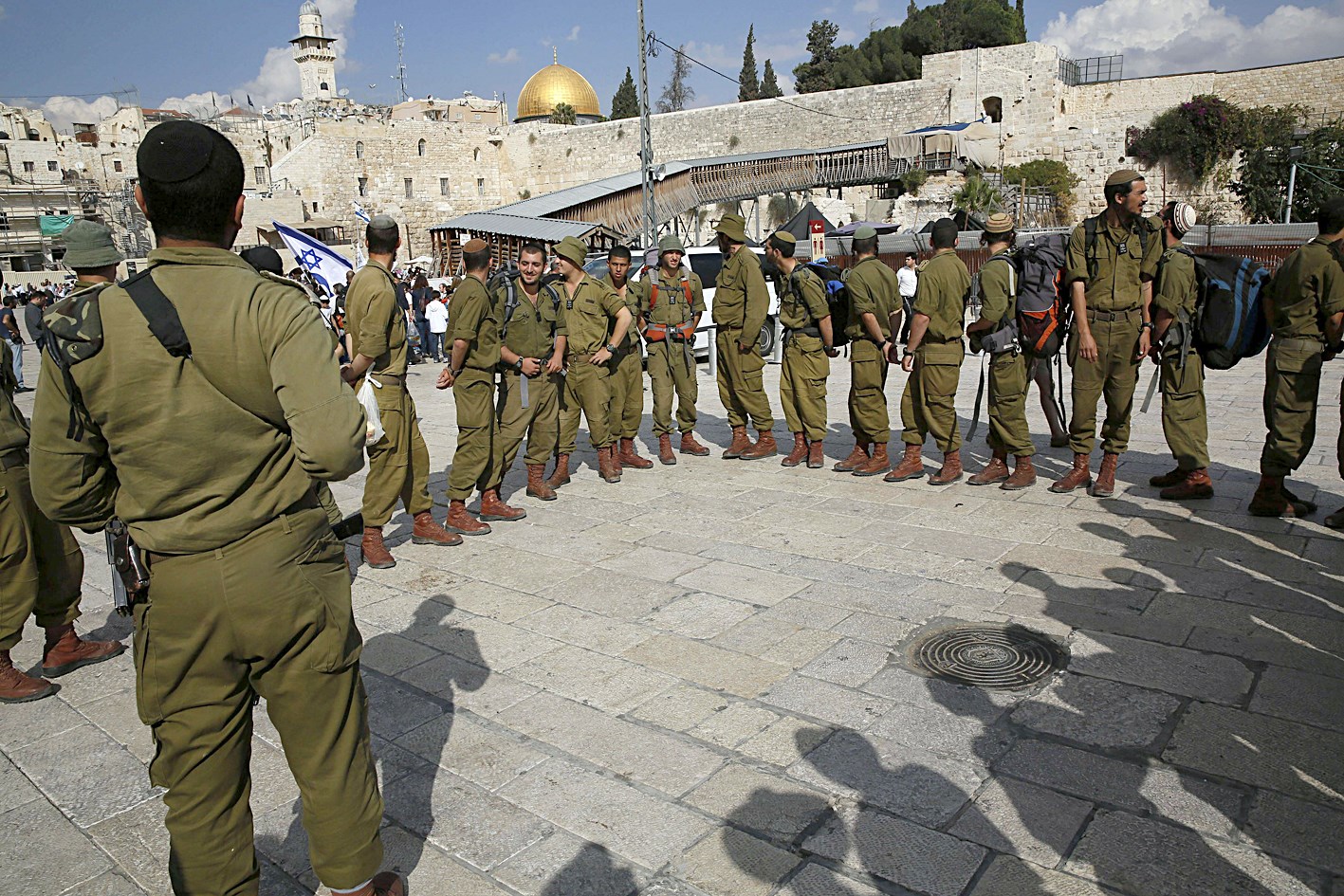 u062cu0646u0648u062f u0627u0633u0631u0627u0626u064au0644u064au0648u0646 u0623u0645u0627u0645 u0627u0644u062du0627u0626u0637 u0627u0644u063au0631u0628u064a u0644u0644u0645u0633u062cu062f u0627u0644u0623u0642u0635u0649 u0623u0645u0633 (u0627 u0641 u0628)