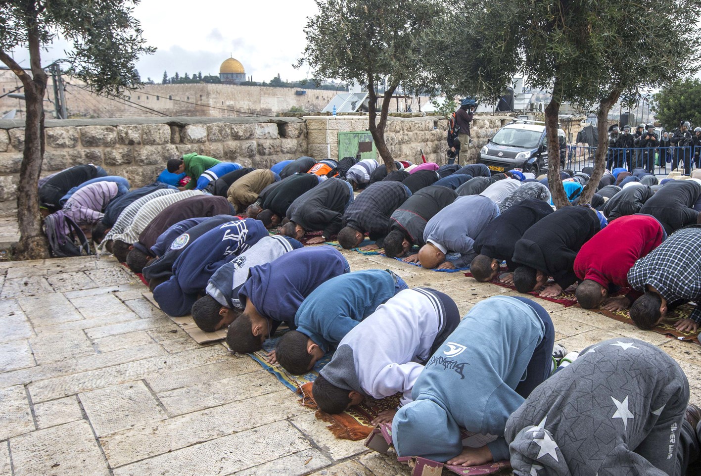 u0641u0644u0633u0637u064au0646u064au0648u0646 u064au0624u062fu0648u0646 u0635u0644u0627u0629 u0627u0644u062cu0645u0639u0629 u0641u064a u0627u0644u0642u062fu0633 u0623u0645u0633 ( u0627 u0641 u0628)